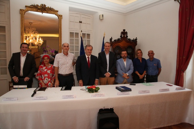 Amaury de Saint-Quentin, Préfet de La Réunion, entouré de Pascal Turonnet, Abéda Patel, Daniel Moreau, Olivier Duhagon, Franck Fras, Sabrina Rivière, et Jacques Lowinsky, représentant des 7 entreprises signataires