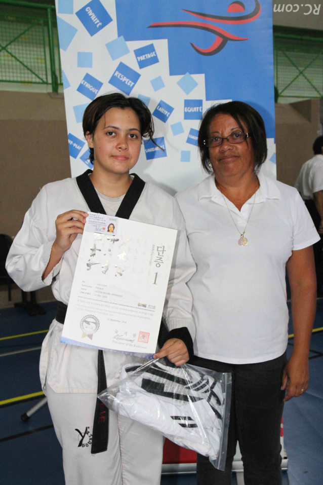 Rachel Dijoux reçoit son diplôme de ceinture 1er dan des mains de la présidente Eliette Grondin