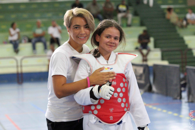 On les appelle les “Eme's”. Ou quand Emeline Séry félicite son élève Emeline K/Bidy du TKD du 17ème km On les appelle les “Eme's”. Ou quand Emeline Séry félicite son élève Emeline K/Bidy du TKD du 17ème km