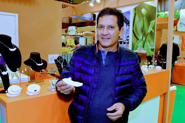 Nicol Payet, bijoutier sur laque et écaille pour Le Tabou. Ici, un coupe-papier en raie et écaille Nicol Payet, bijoutier sur laque et écaille pour Le Tabou. Ici, un coupe-papier en raie et écaille