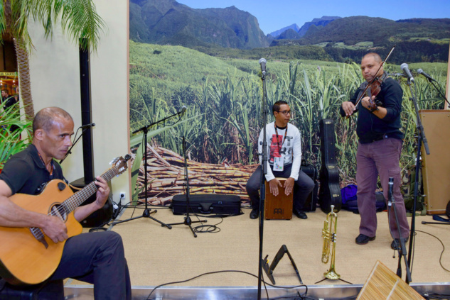 Pour l'animation du pavillon réunionnais, c'est le  groupe de La Réunion, "Ousanousava" qui revisite la tradition