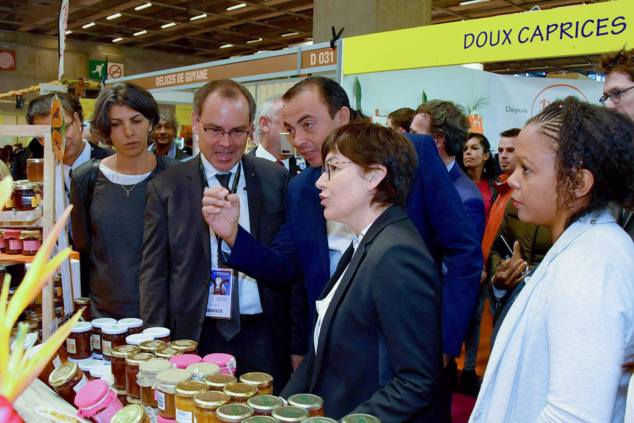 Serge Hoareau, Frédéric Vienne au stand des Confitures avec la Ministre des Outre-Mer Annick Girardin Serge Hoareau, Frédéric Vienne au stand des Confitures avec la Ministre des Outre-Mer Annick Girardin