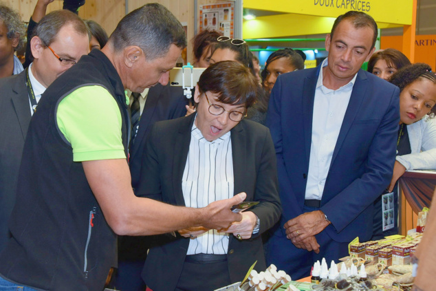 Annick Girardin au stand de Provanille, avec Frédéric Vienne et Jimmy Péribe. Ciel, une médaille d'or!