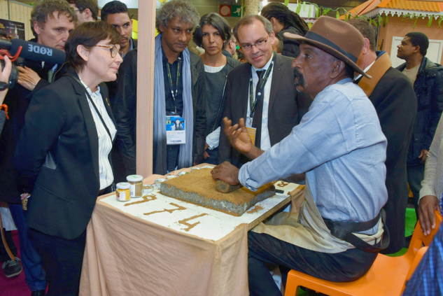 Annick Girardin se fait expliquer le massalé par Gabriel Patchane-Lacane Annick Girardin se fait expliquer le massalé par Gabriel Patchane-Lacane