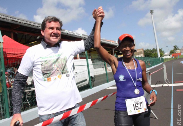 Le maire Daniel Gonthier félicite la Panonnaise Daisy Angama, vainqueur chez les féminines