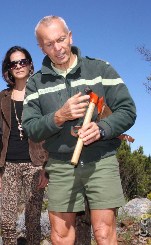 Jean-Laurent Delge de l'ONF donne quelques explications quant à l'utlisation du marteau forestier