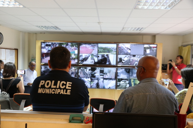 Le Centre de Surveillance de Vidéo Urbaine se situe dans un lieu protégé... Le Centre de Surveillance de Vidéo Urbaine se situe dans un lieu protégé...