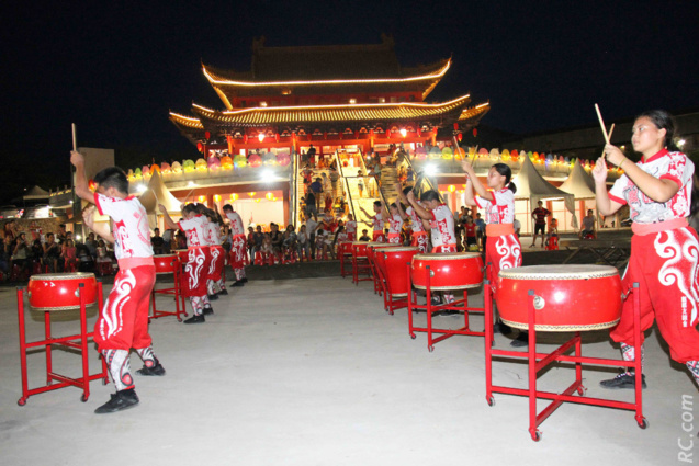 Spectaculaire démonstration des tambours devant le temple illuminé