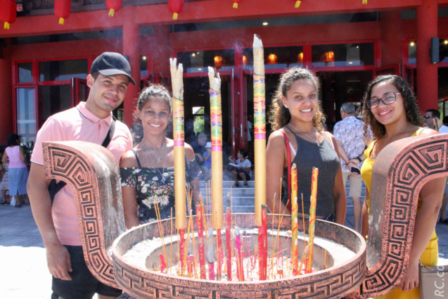 Benji, Chloë, Wendy et Juliana: quatre étudiants de l'IUT de Saint-Pierre sont venus préparer un documentaire sur la Fête des Lanternes Benji, Chloë, Wendy et Juliana: quatre étudiants de l'IUT de Saint-Pierre sont venus préparer un documentaire sur la Fête des Lanternes
