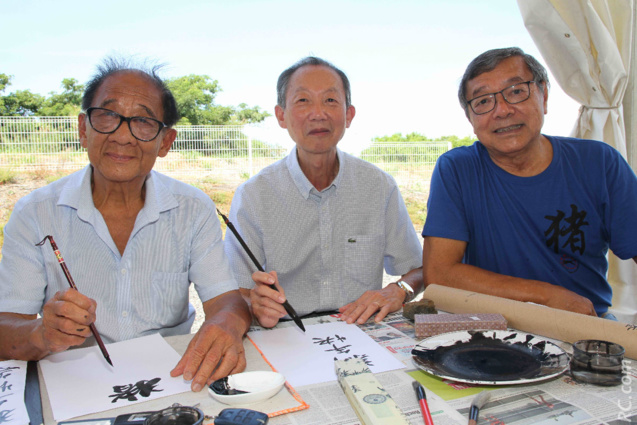 Stand de calligraphie avec les anciens