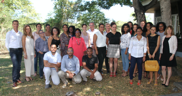 les 12 apprenants et leurs entreprises entourés des membres de la CCI R et des partenaires les 12 apprenants et leurs entreprises entourés des membres de la CCI R et des partenaires