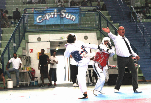 Un aribtre en  plein dans le match