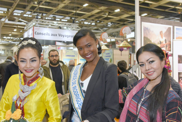 Anne Murielle Ravina au stand de la Thaïlande Anne Murielle Ravina au stand de la Thaïlande
