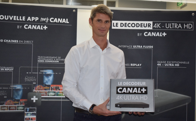 Axel Gallant, directeur général Canal+ Réunion, avec le nouveau décodeur dernière génération Axel Gallant, directeur général Canal+ Réunion, avec le nouveau décodeur dernière génération