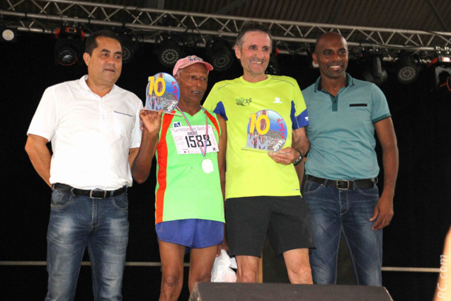 Le podium des V4 avec Denis Bornot et André Moutouchetty. Ils sont félicités par Henri-Claude Huet, adjoint au maire et Mohamed Djaffar, conseiller municipal