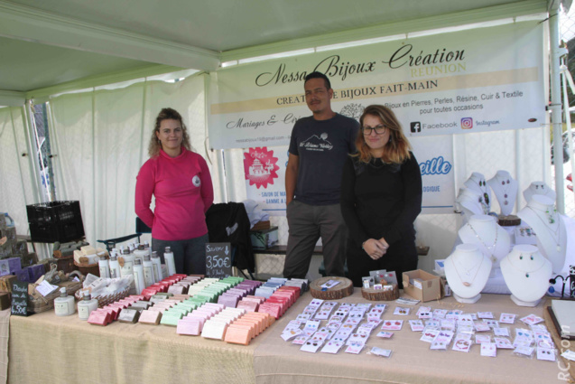 Des produits de l'artisanat local étaient proposés au public Des produits de l'artisanat local étaient proposés au public