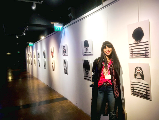 Aurélia Mengin à Créteil devant son expo photos Aurélia Mengin à Créteil devant son expo photos