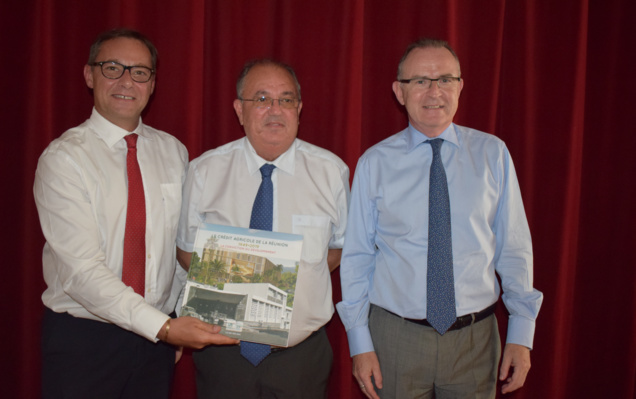 Les dirigeants du Crédit Agricole de La Réunion: Didier Estèbe, directeur général adjoint, Karl Técher, président du conseil d'administration jusqu'au 5 avril, et Frédéric Brette, directeur général