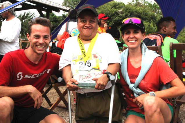 Jimmy Nayagom, parrain du Trail du Volcan , ici avec Alexis Sevennec et Jennifer Fietcher