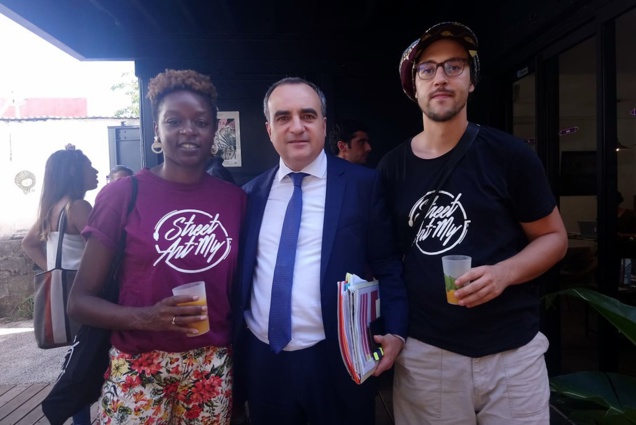 Lucien Giudicelli, sous-préfet de Saint-Pierre, avec des membres du Collectif