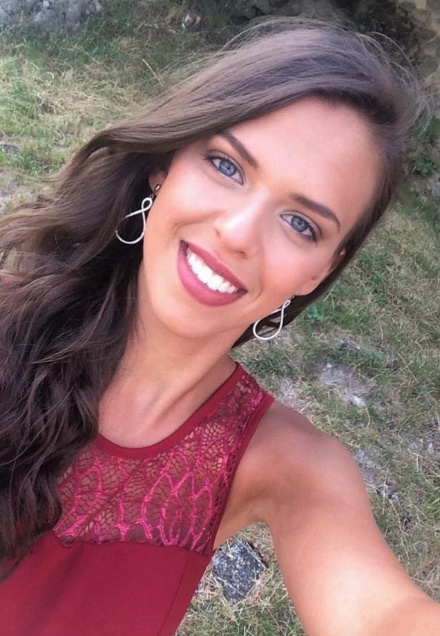 Elle était jeune, elle était jolie et avait toute la vie devant elle... Elle était jeune, elle était jolie et avait toute la vie devant elle...