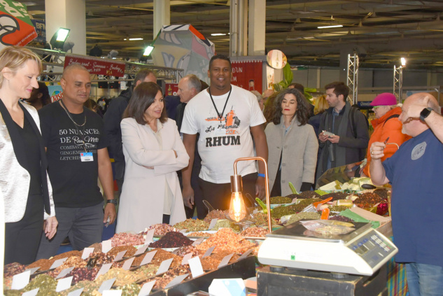 Foire de Paris: Anne Hidalgo visite l'outre-mer Foire de Paris: Anne Hidalgo visite l'outre-mer
