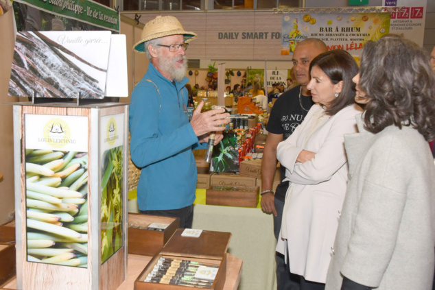 Foire de Paris: Anne Hidalgo visite l'outre-mer Foire de Paris: Anne Hidalgo visite l'outre-mer