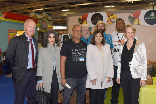 Anne Hidalgo et Carine Prétère, directrice de la Foire. Petite photo de famille avant de quitter les stands réunionnais