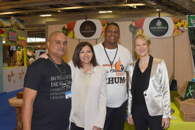 Anne Hidalgo et la directrice de la foire, Carine Prétère, directrice de la foire. Petite photo de famille avant de quitter les stands réunionnais.