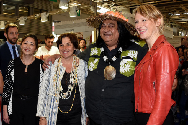 Annick Girardin, Ministre des Outre-mer. Accueillie, en compagnie de Carine Préterre, directrice de la Foire de Paris, par la déléguée de la Polynésie française, Caroline Tang, et Théo Sulpice du Show Tahiti Nui