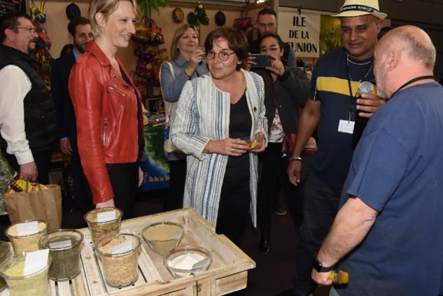 En compagnie de Carine Préterre, directrice de Foire de Paris, sur le stand réunionnais des épices, Un ti' marché
