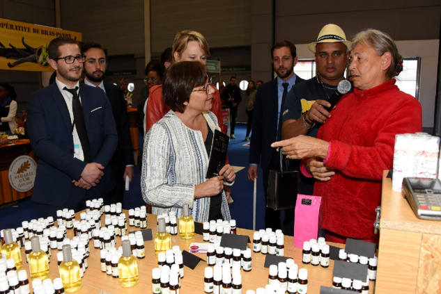 Marie-Rose Séverin vantant ses fragrances subtiles à la Ministre en plaidant aussi pour la protection du géranium