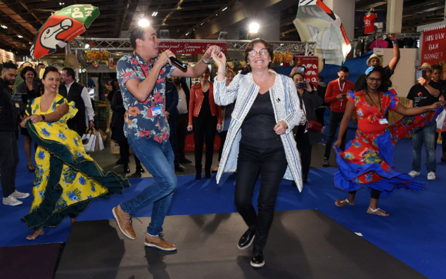 Annick Girardin la crase un maloya sur le stand de La Réunion! Photo exclusive bien entendu