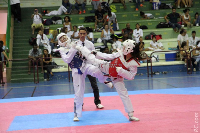 Britanie Antier est une spécialiste des coups de pied à la tête Britanie Antier est une spécialiste des coups de pied à la tête