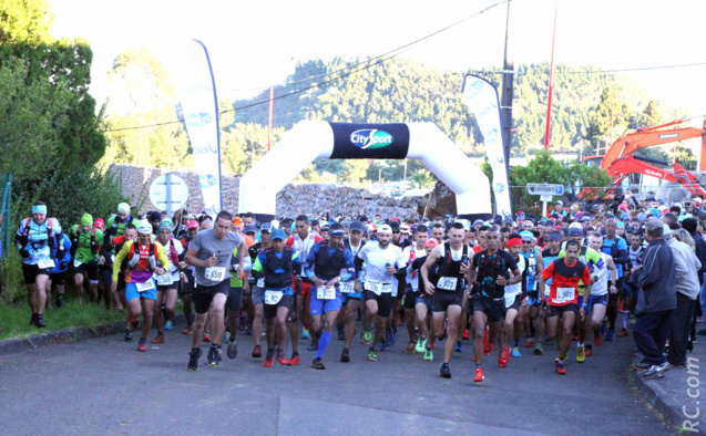 Un joli peloton de 1 000 coureurs s'élance vers les sentiers du volcan Un joli peloton de 1 000 coureurs s'élance vers les sentiers du volcan