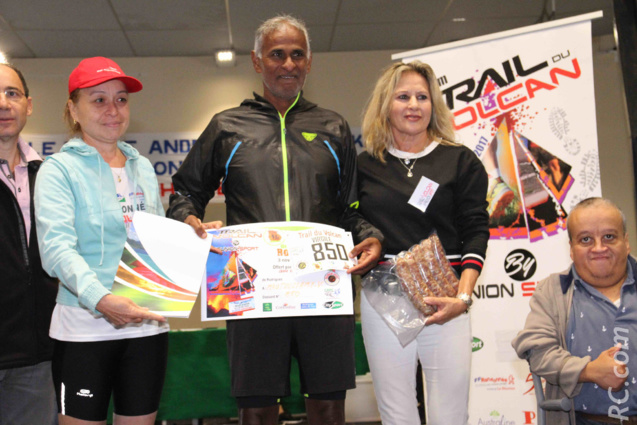 Le billet d'avion pour le Trail de Rodrigues remis par Nathalie Biram à Virgile Moutoussamy Le billet d'avion pour le Trail de Rodrigues remis par Nathalie Biram à Virgile Moutoussamy