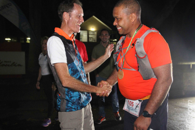 Albert d'Unienvielle félicite le dernier arrivant des 70 km, Mario Albert Albert d'Unienvielle félicite le dernier arrivant des 70 km, Mario Albert