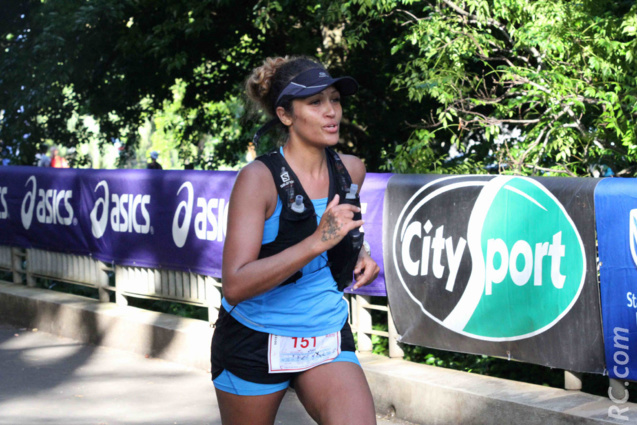 Sandrine Fontaine est une ex-Miss du Tampon. Elle termine ici ses 37 km sous les couleurs de Oxytrail