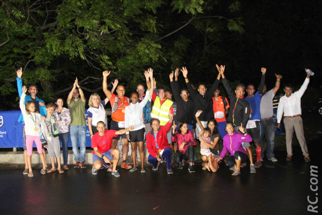 Allez on commence par la fin, avec cette photo de famille autour de Mario Albert, le dernier finisher Allez on commence par la fin, avec cette photo de famille autour de Mario Albert, le dernier finisher