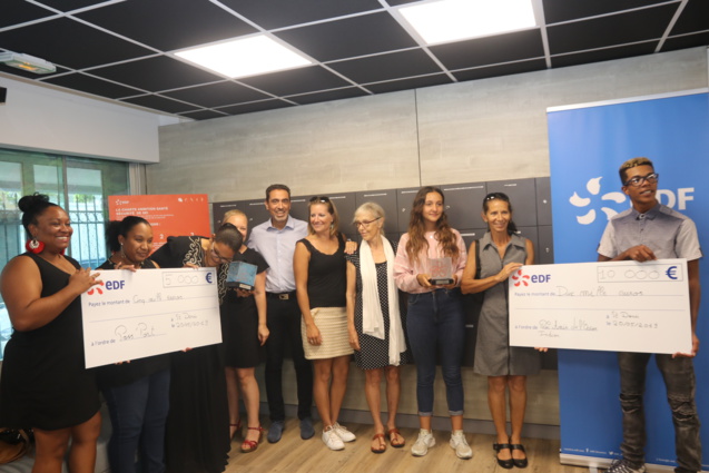 Les lauréats pour la photo de famille Les lauréats pour la photo de famille