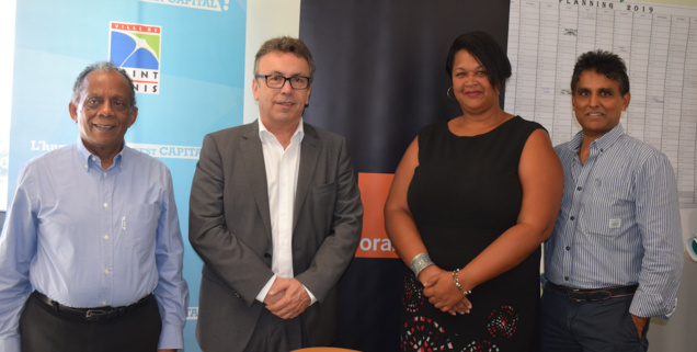 Gilbert Annette, maire de Saint-Denis, Jean-Marc Escalettes, directeur Orange Réunion Mayotte, Geneviève Bommalais, adjointe de Saint-François, et Daniel Ramsamy, directeur délégué Orange Réunion Mayotte Gilbert Annette, maire de Saint-Denis, Jean-Marc Escalettes, directeur Orange Réunion Mayotte, Geneviève Bommalais, adjointe de Saint-François, et Daniel Ramsamy, directeur délégué Orange Réunion Mayotte