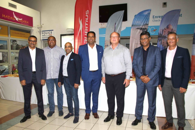 Zakaria Omarjee, directeur des Ventes à Air Mauritius Réunion, Aswhin Ramjeet, Air Mauritius, Mike Seetaramadoo, EVP Commercial and Cargo, Somas Appavou, Chief Executive Officer, Didier Prugnières, directeur de l'aéroport de Pierrefonds, Prem Sewpaul, vice-président Communication Air Mauritius, et Robert Bourquin, directeur Air Mauritius Réunion Zakaria Omarjee, directeur des Ventes à Air Mauritius Réunion, Aswhin Ramjeet, Air Mauritius, Mike Seetaramadoo, EVP Commercial and Cargo, Somas Appavou, Chief Executive Officer, Didier Prugnières, directeur de l'aéroport de Pierrefonds, Prem Sewpaul, vice-président Communication Air Mauritius, et Robert Bourquin, directeur Air Mauritius Réunion