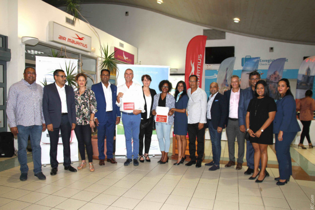 Toute l'équipe de Air Mauritius et le groupe de Blue Sky