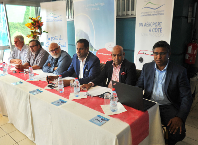 Conférence de presse du matin, avec Somas Appavou, PDG de Air Mauritius, et de Patrick Malet, président du Syndicat Mixte de Pierrefonds, entourés de Jacquet Hoarau, adjoint au maire du Tampon, Michel Fontaine, maire de Saint-Pierre, Mike Seetaramadoo, EVP Commercial and Cargo, et Prem Sewpaul, vice-président Communication de Air Mauritius Conférence de presse du matin, avec Somas Appavou, PDG de Air Mauritius, et de Patrick Malet, président du Syndicat Mixte de Pierrefonds, entourés de Jacquet Hoarau, adjoint au maire du Tampon, Michel Fontaine, maire de Saint-Pierre, Mike Seetaramadoo, EVP Commercial and Cargo, et Prem Sewpaul, vice-président Communication de Air Mauritius