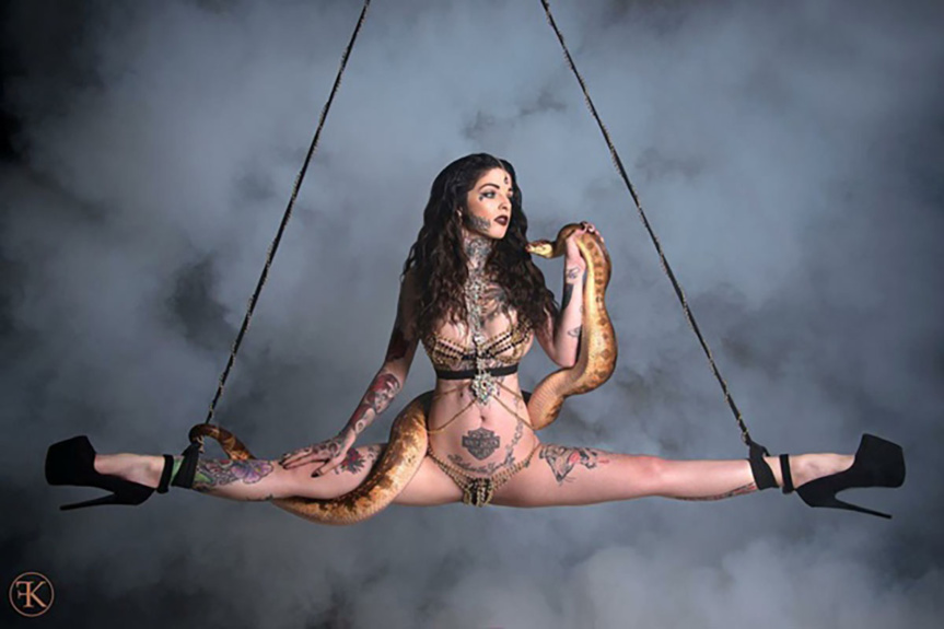Une "artiste performeuse"...