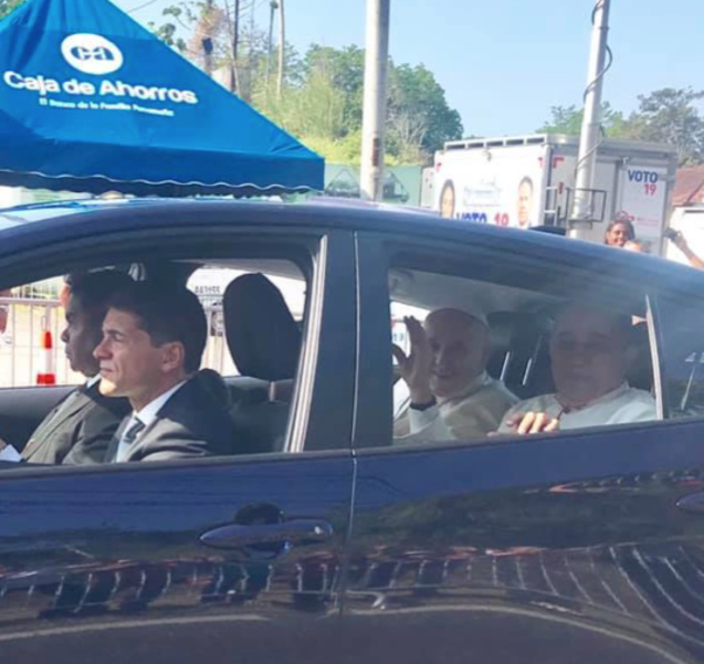 Graziella a pu saluer le pape qui lui a aussi donné sa bénédiction Graziella a pu saluer le pape qui lui a aussi donné sa bénédiction