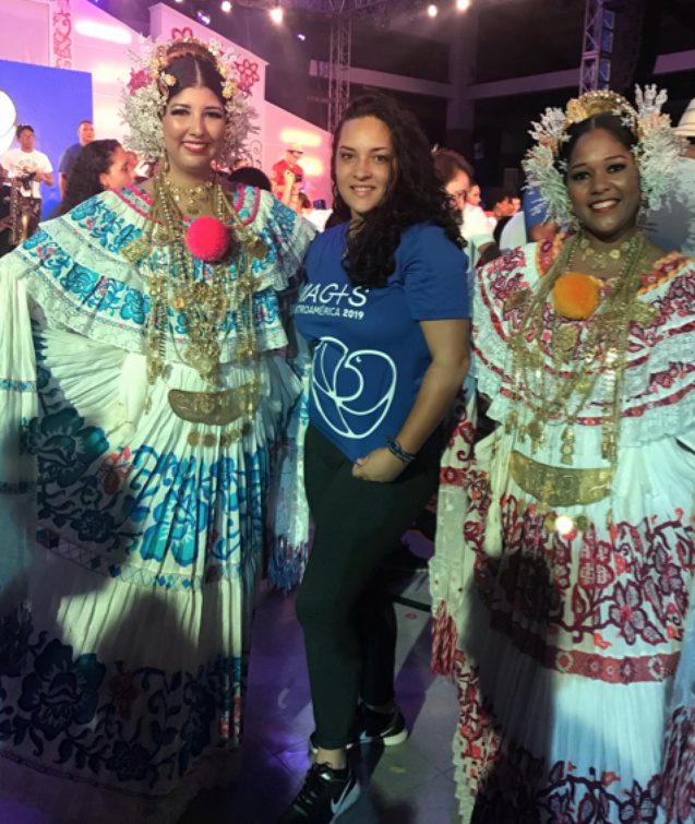 Découverte d’une culture différente: avec deux danseuses du Panama, lors du Festival du Panama Découverte d’une culture différente: avec deux danseuses du Panama, lors du Festival du Panama