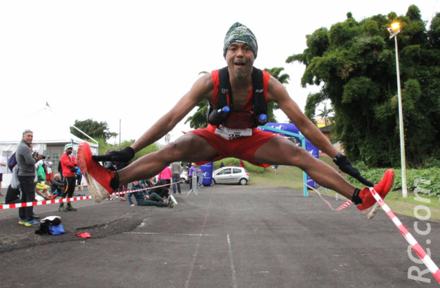 Gino Lee Song Ying dans son numéro favori sur la ligne d'arrivée Gino Lee Song Ying dans son numéro favori sur la ligne d'arrivée