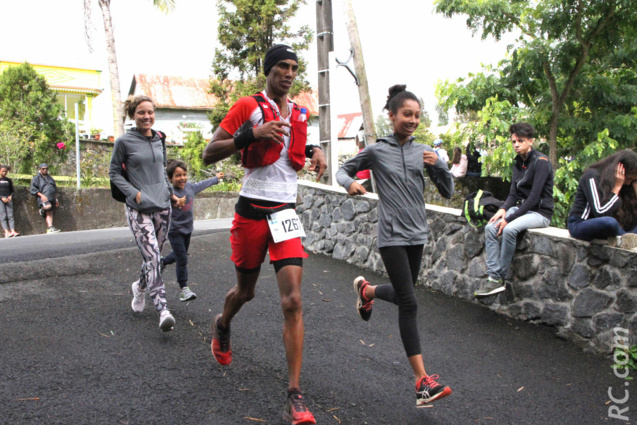 Avec femme et enfants, l’arrivée triomphale de John Mondia , vainqueur de la Salazienne Avec femme et enfants, l’arrivée triomphale de John Mondia , vainqueur de la Salazienne