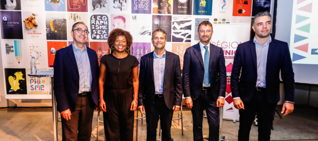 La délégation présente pour la signature La délégation présente pour la signature